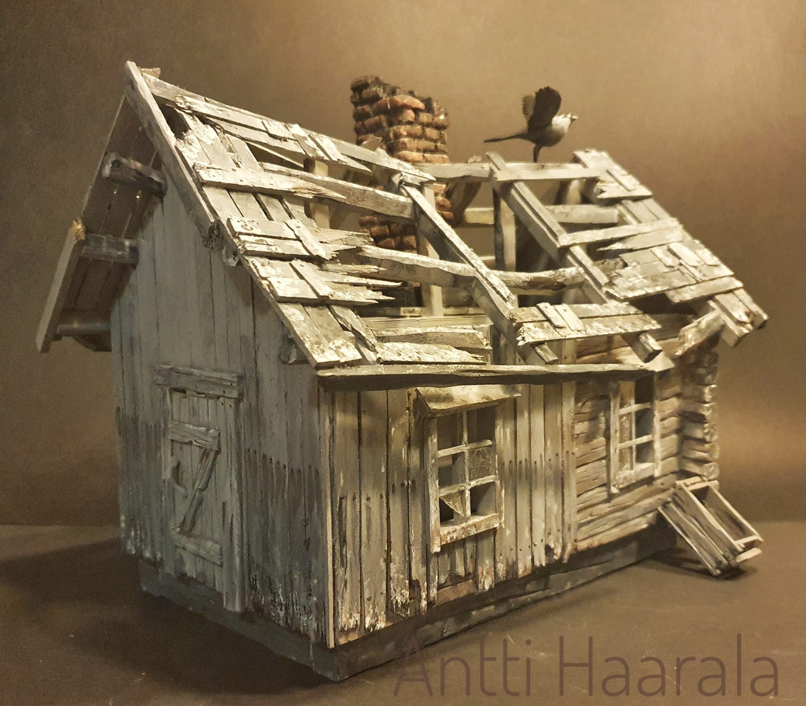Forladt miniature-hytte