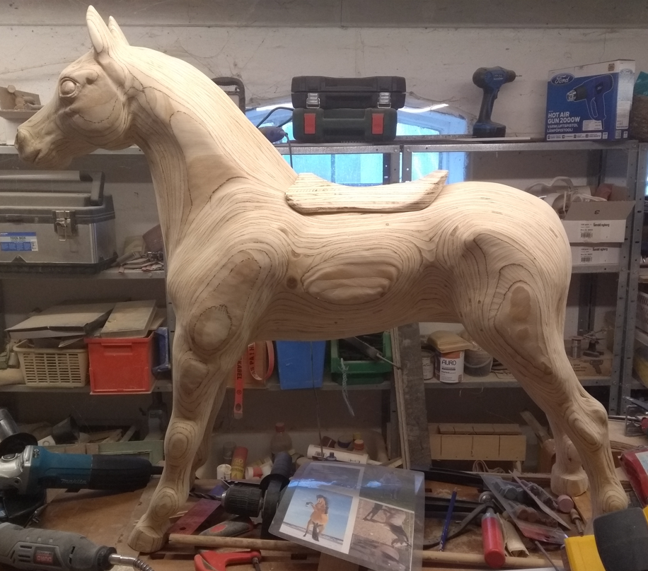 Gyngehest i krydsfiner med indbygget barnestol