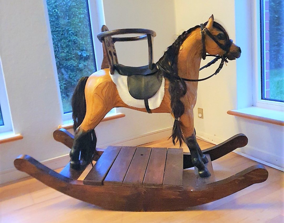 Gyngehest i krydsfiner med indbygget barnestol