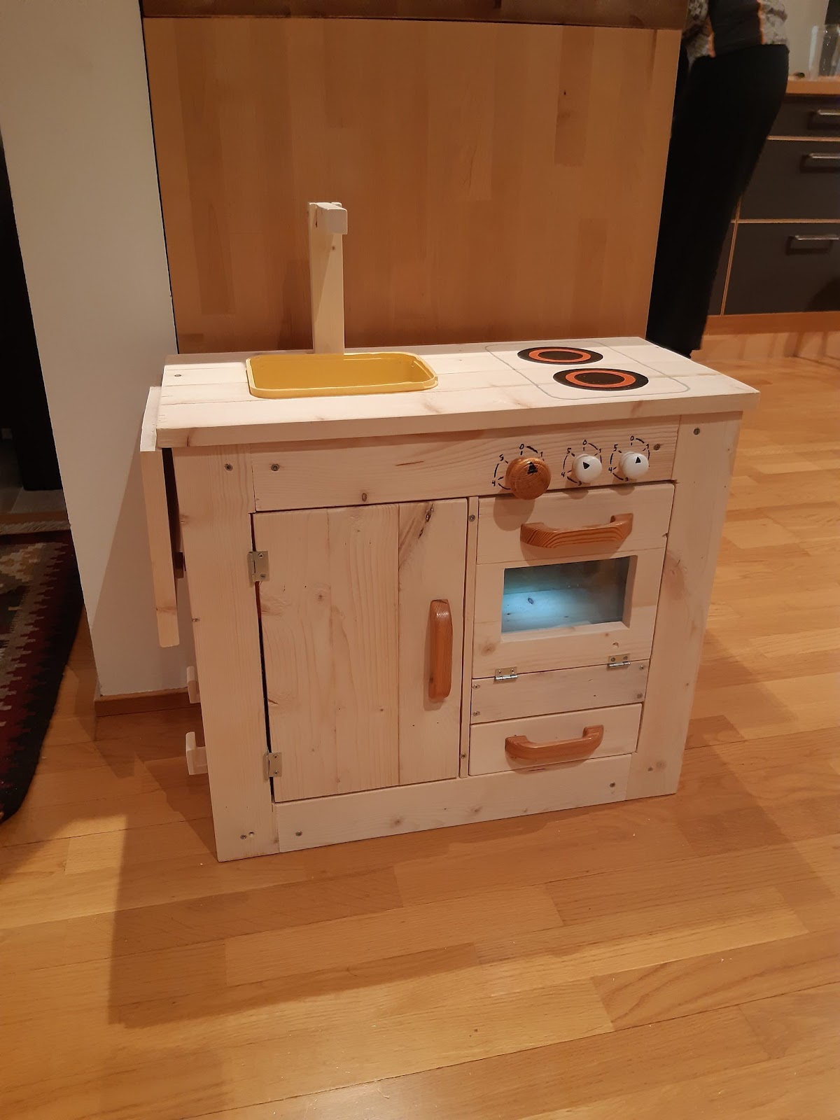Hjemmelavet legetøjskøkken