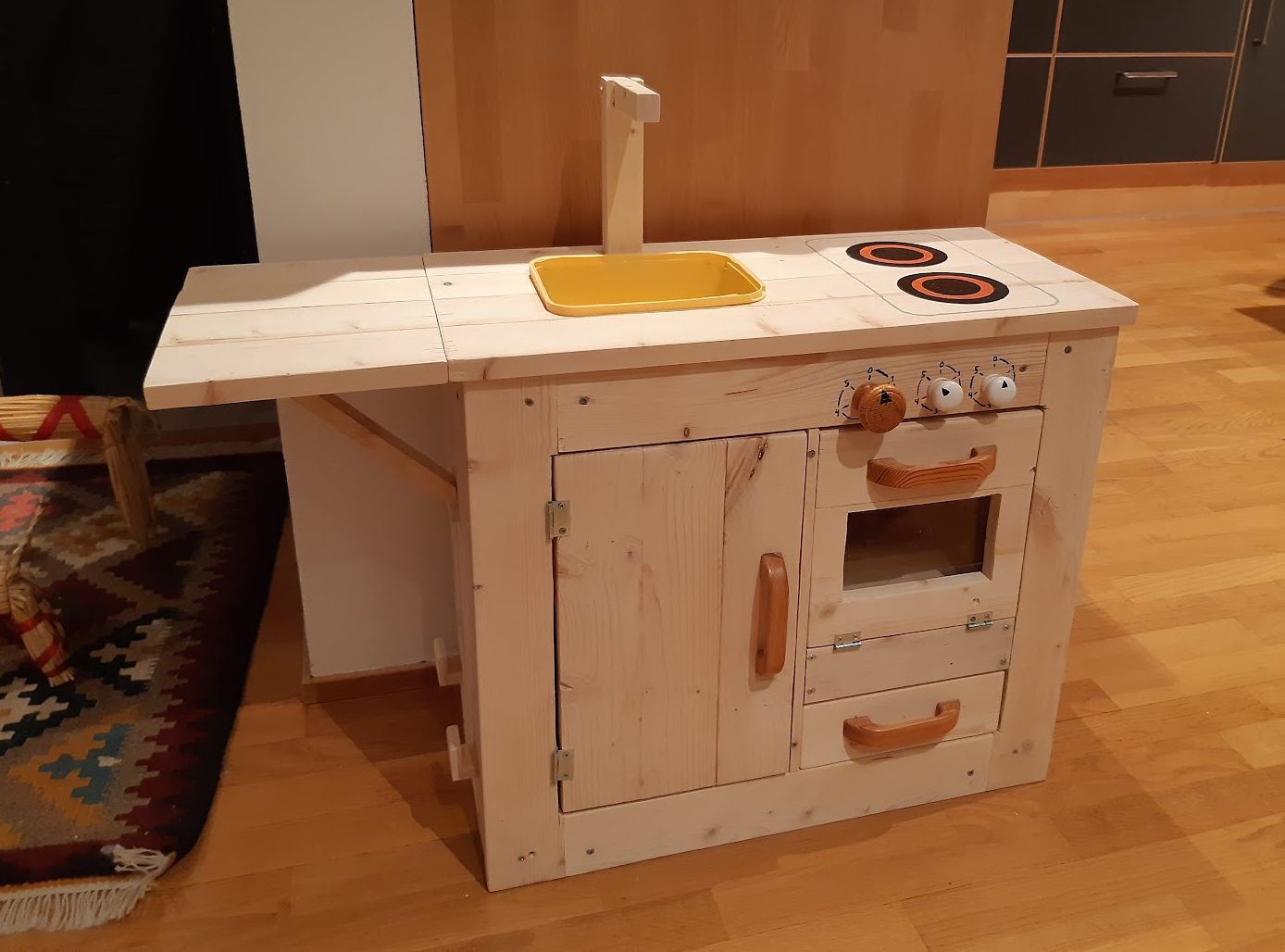 Hjemmelavet legetøjskøkken