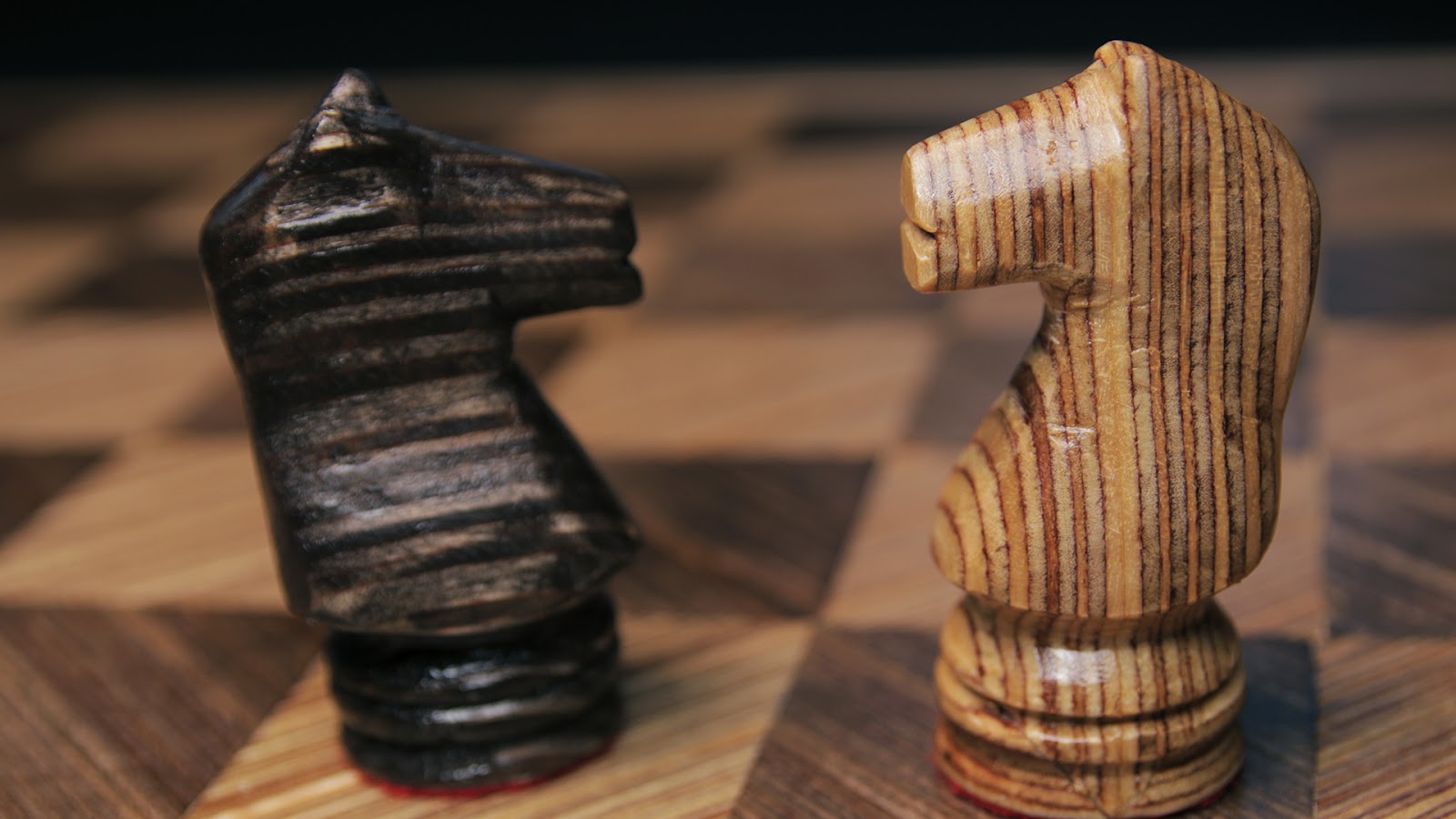 Mønstret krydsfiner skaksæt