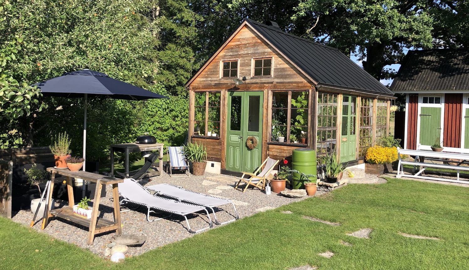 Orangeri med gamle vinduer og masser af detaljer