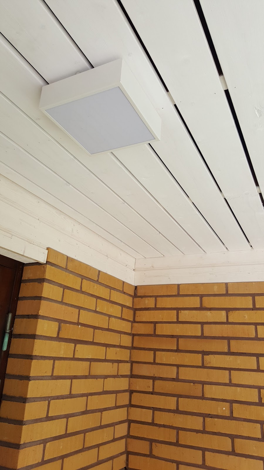 Smart garage mellem hus og mur