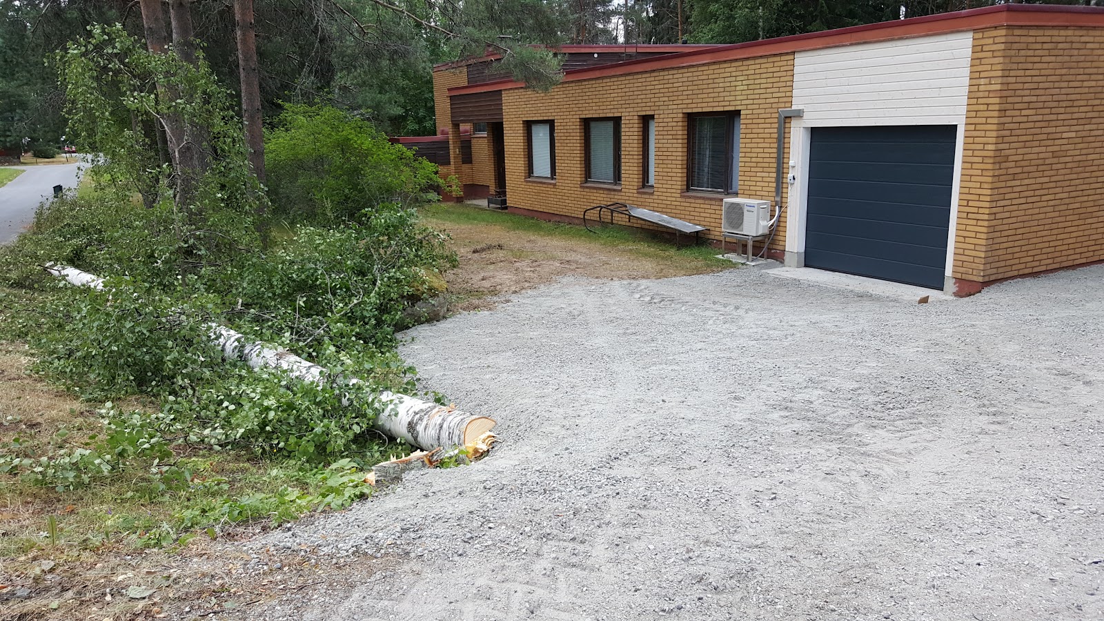 Smart garage mellem hus og mur