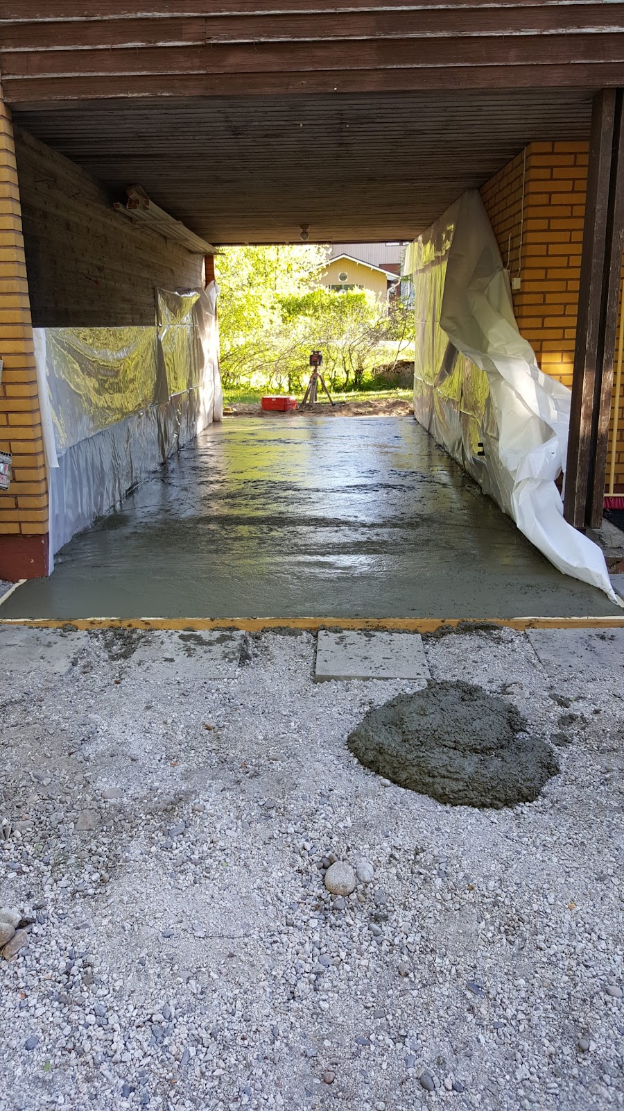 Smart garage mellem hus og mur