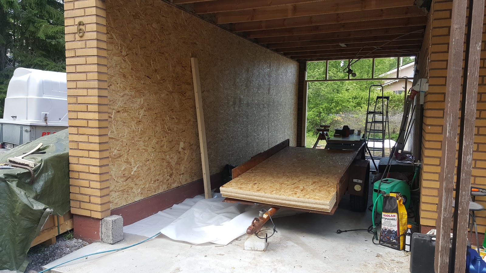 Smart garage mellem hus og mur