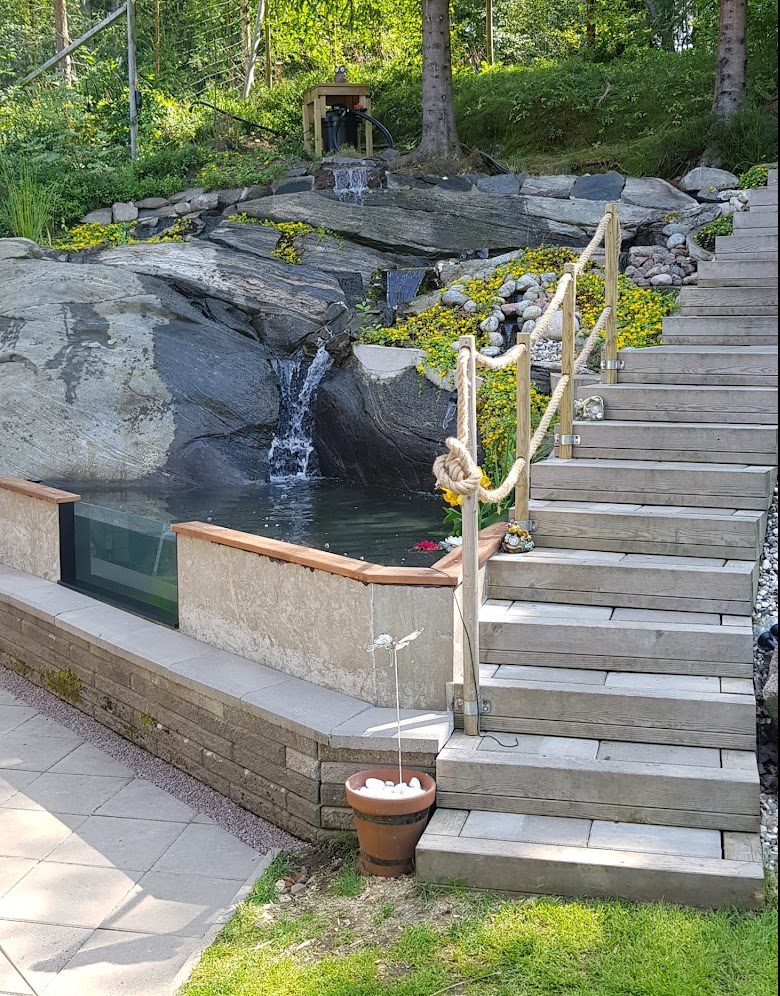 Trappe med tilhørende havedam og vandfald