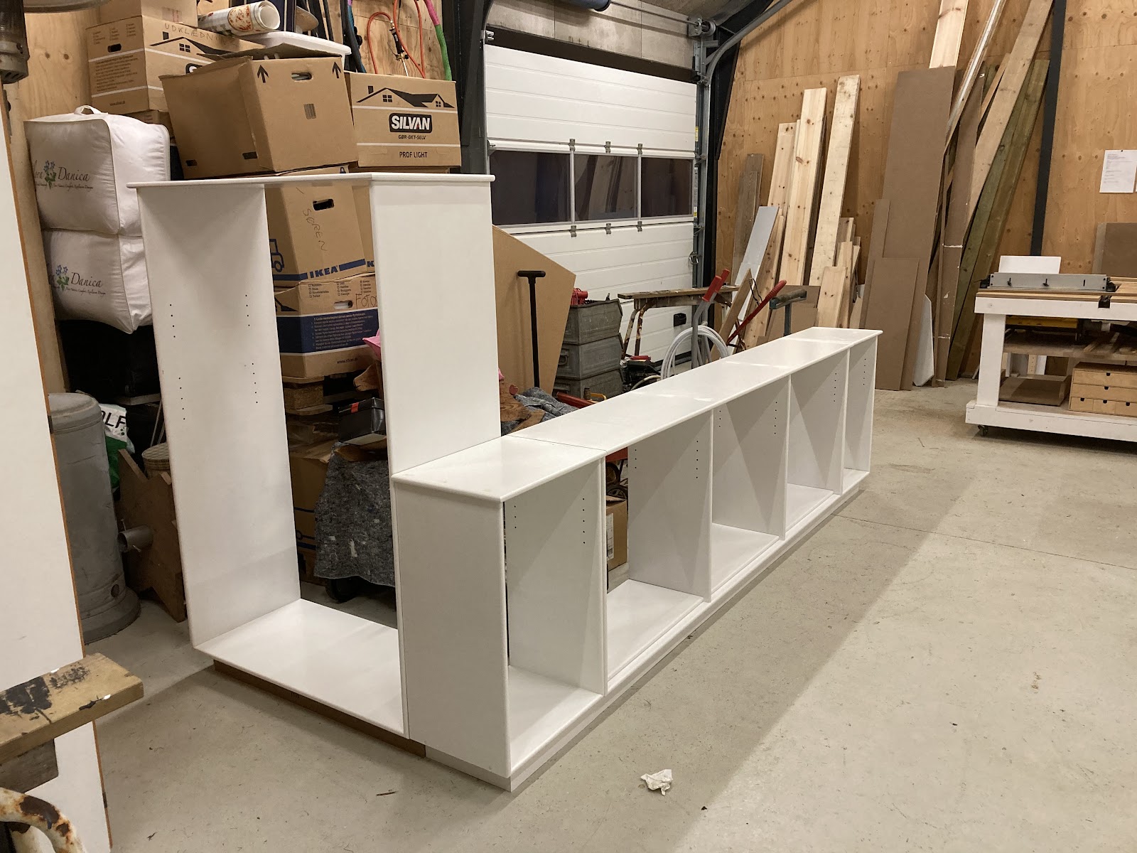 Transparent bibliotek som trappegelænder