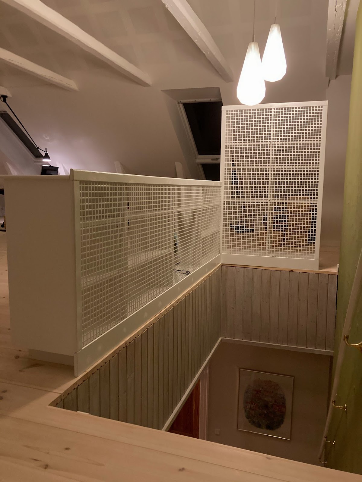 Transparent bibliotek som trappegelænder