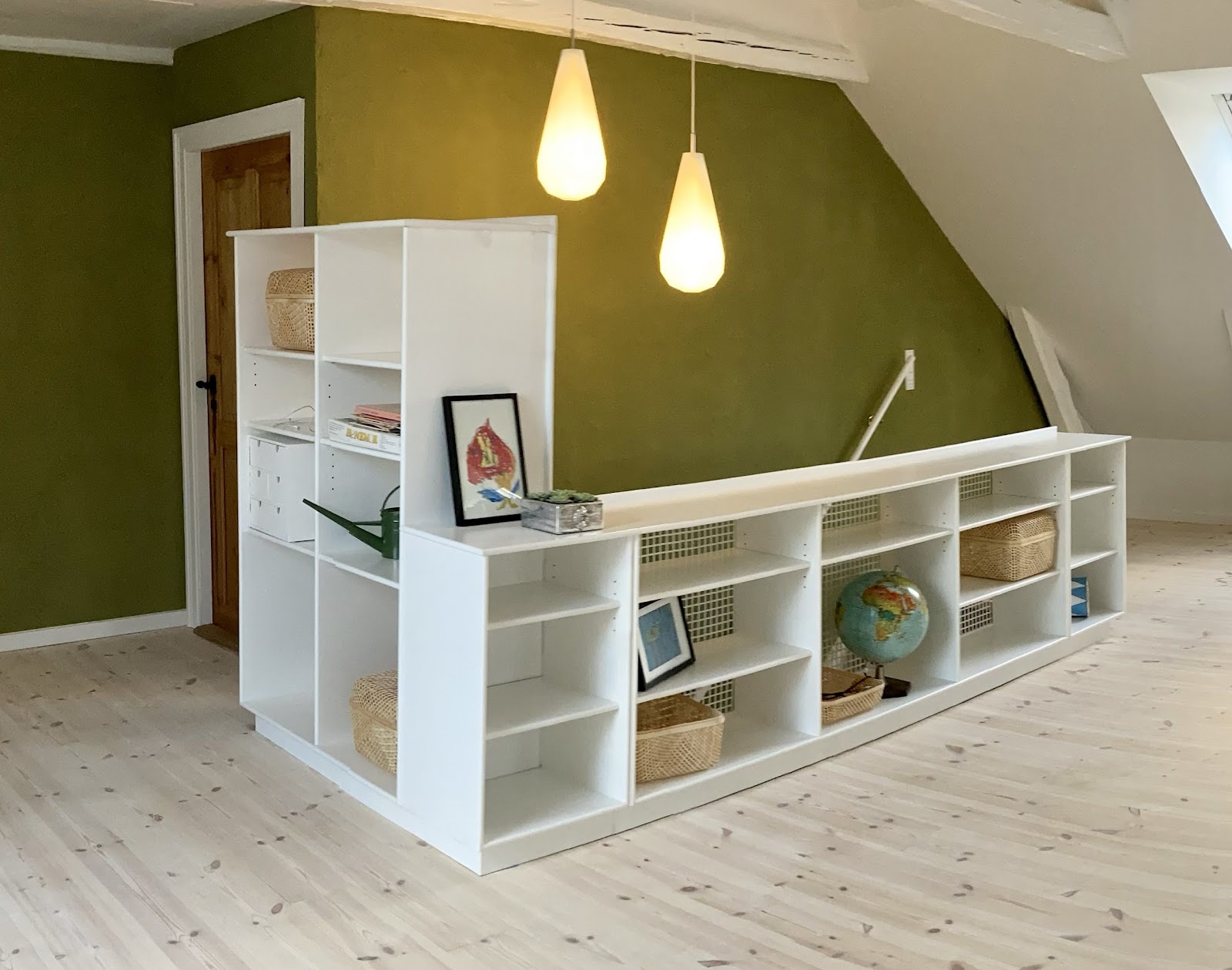 Transparent bibliotek som trappegelænder