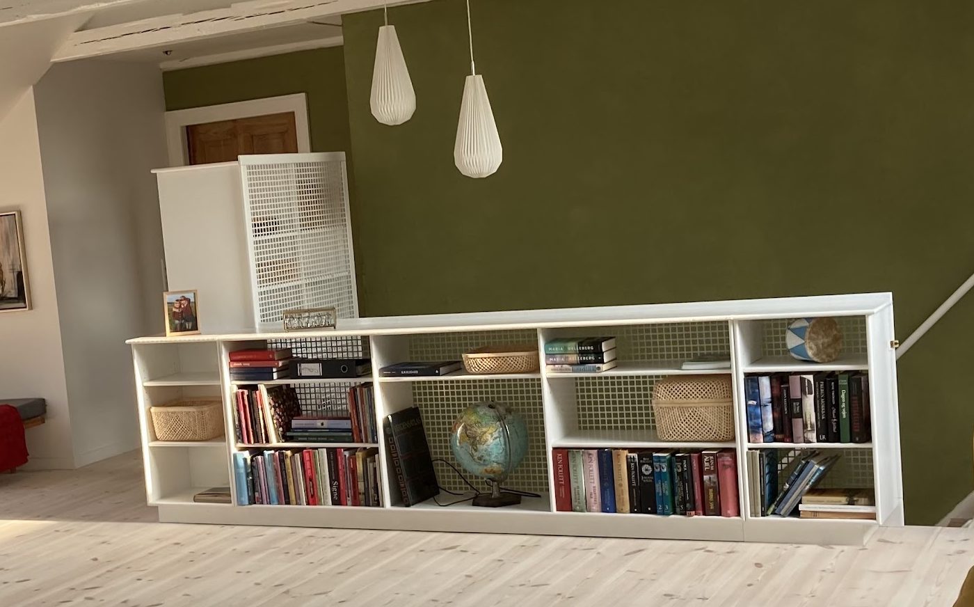 Transparent bibliotek som trappegelænder