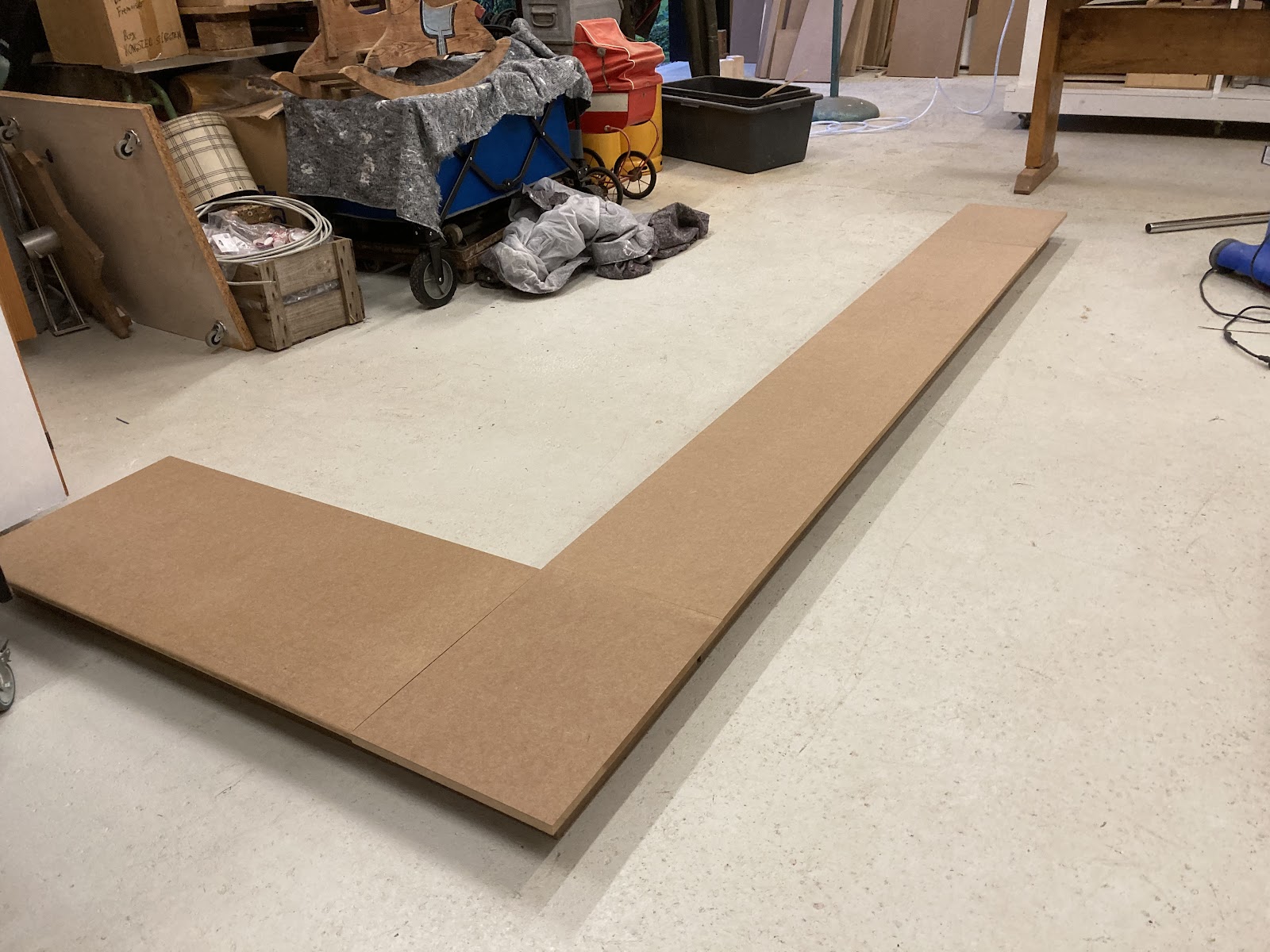 Transparent bibliotek som trappegelænder