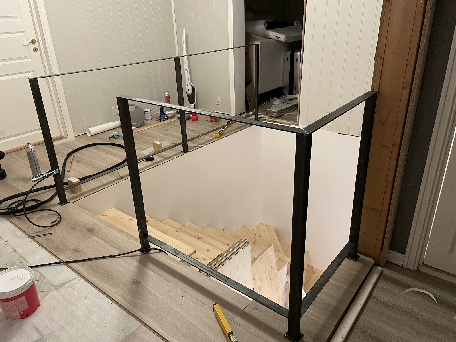 Hjemmelavet trappe med hjemmesvejste stålrækværk