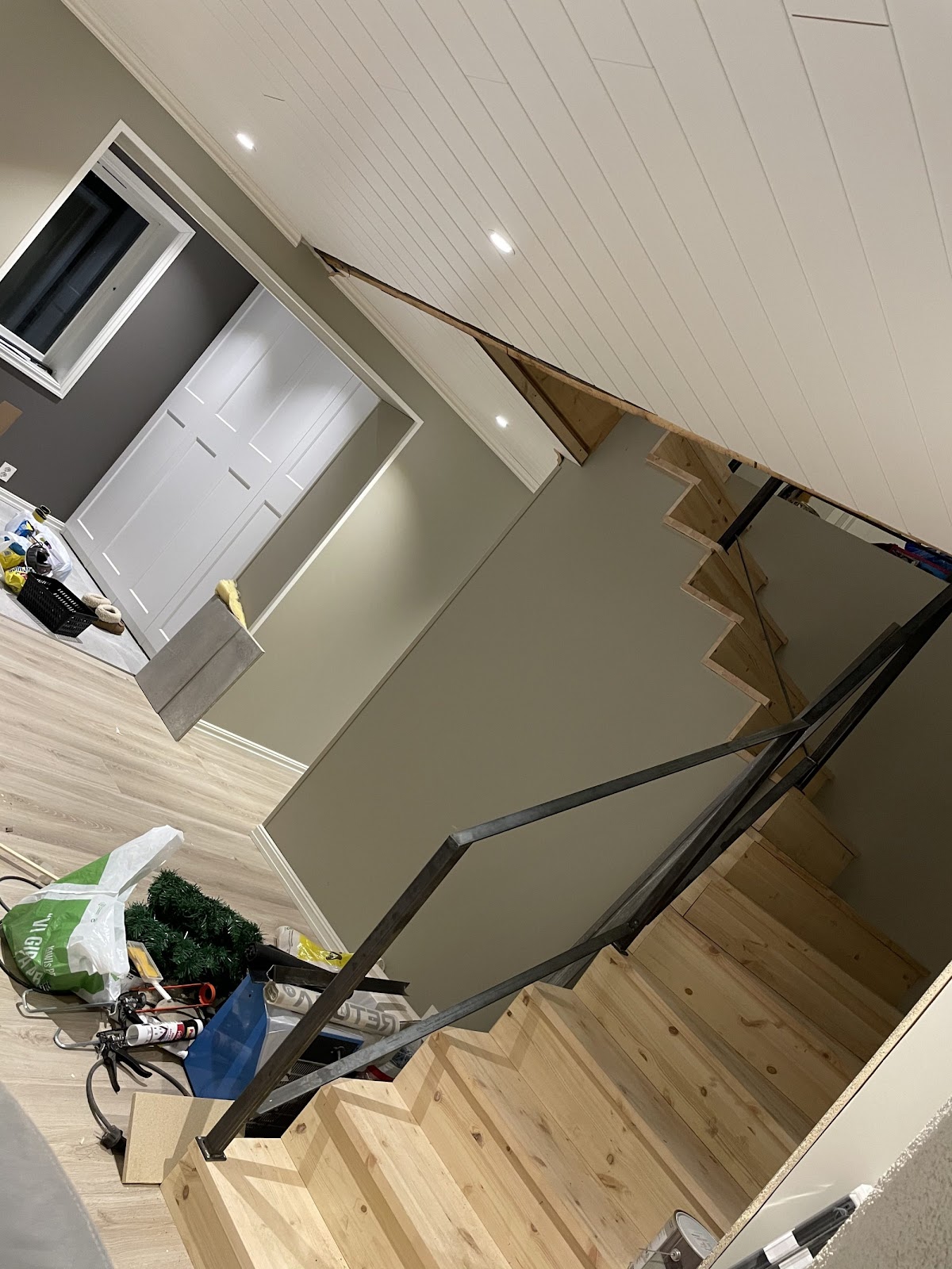 Hjemmelavet trappe med hjemmesvejste stålrækværk