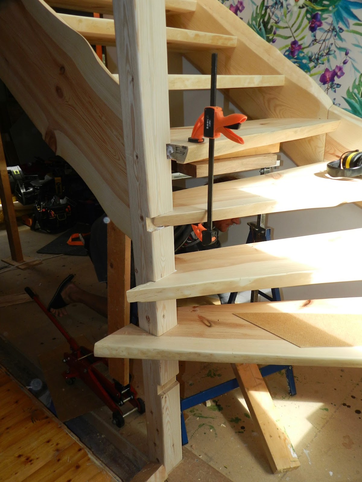 Trapper af hjemmelavet tømmer