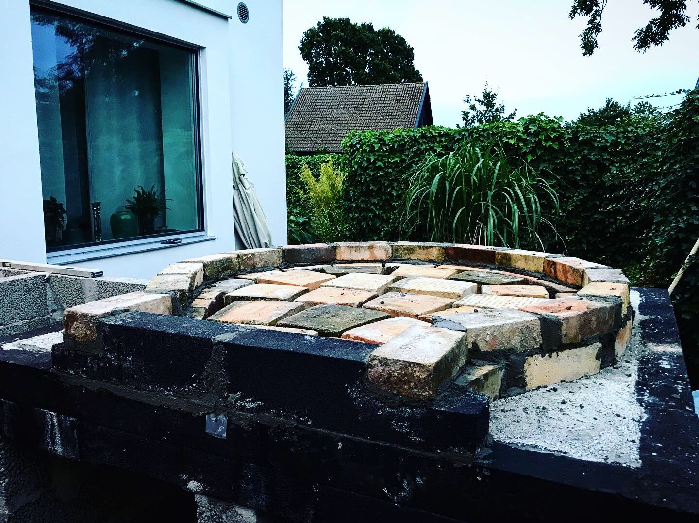 Unik pizzaovnskonstruktion med glasbaldakin