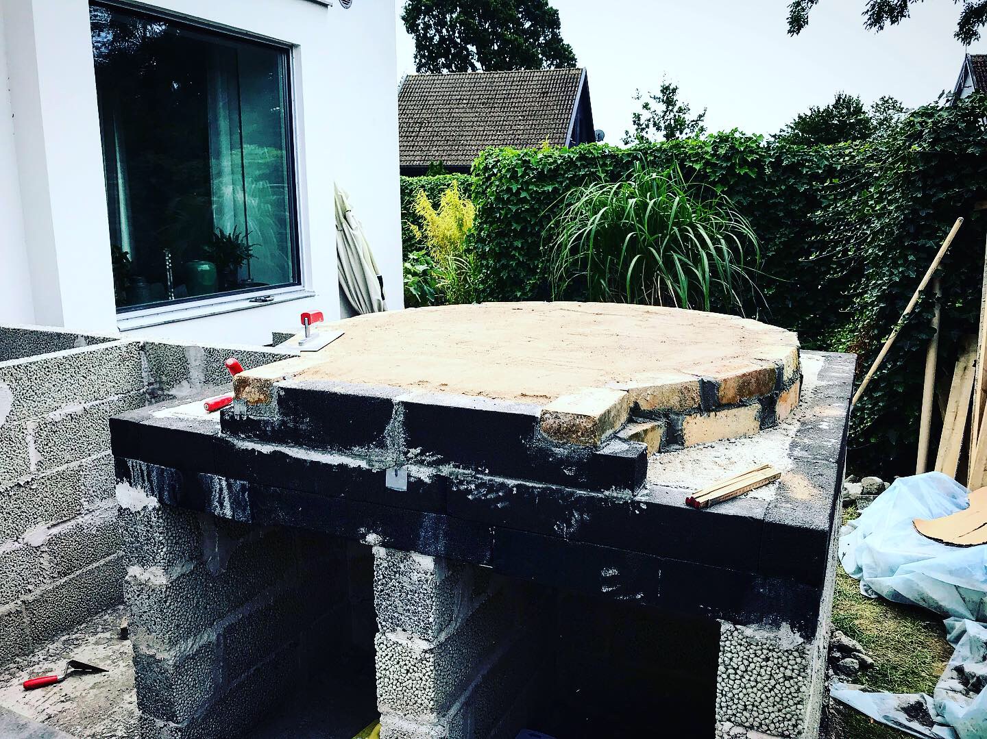 Unik pizzaovnskonstruktion med glasbaldakin