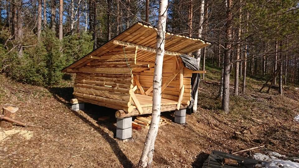 Hævet shelter med fast pladetag