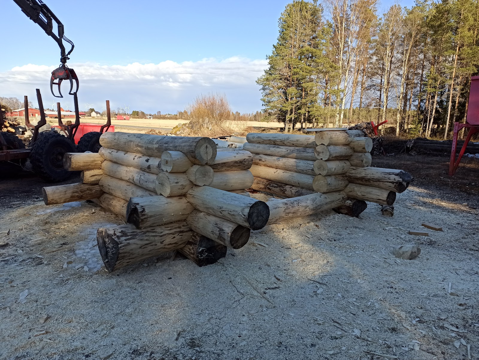 Rustikt shelter af tykke stammer