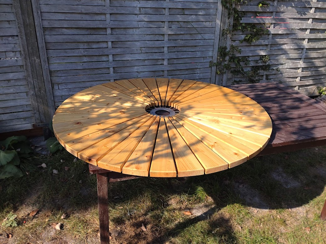 Itse rakennettu puutarhapöytä