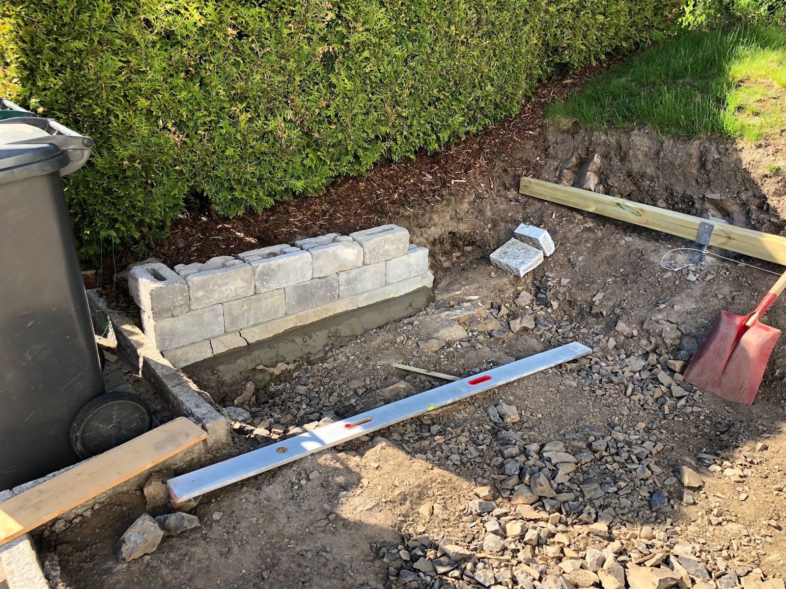 Pieni terassi oleskelupaikalla