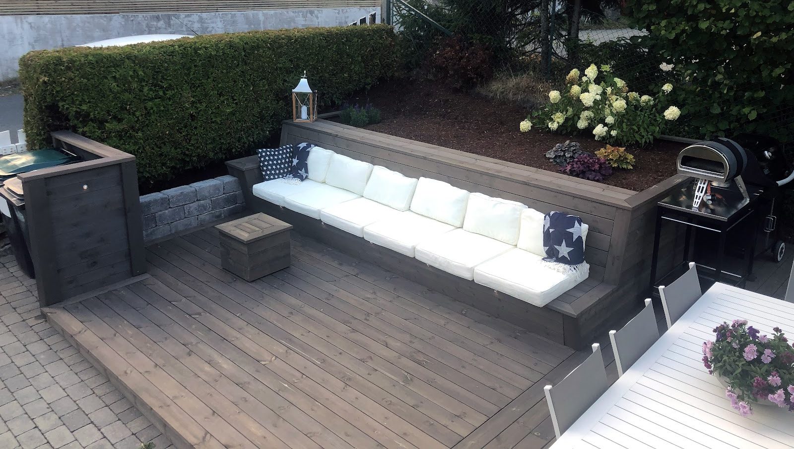 Pieni terassi oleskelupaikalla