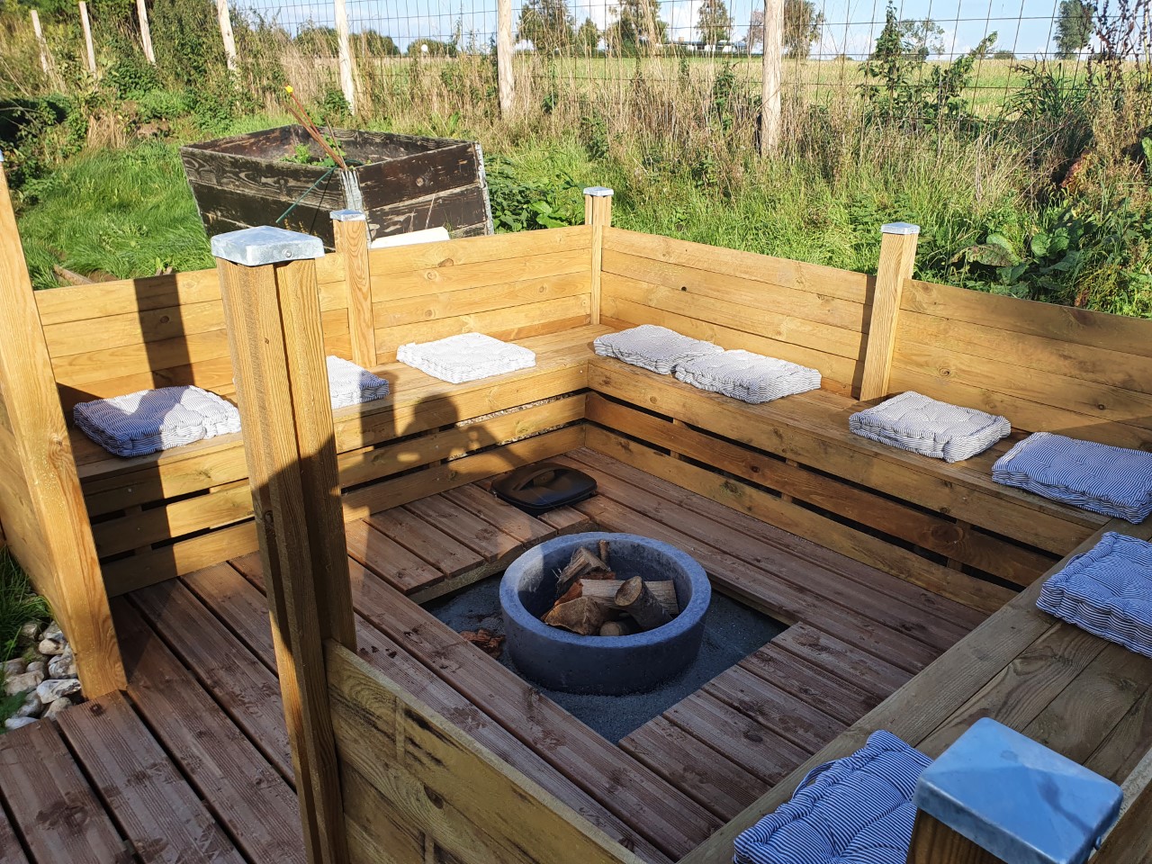 Osittain upotettu nuotiopaikka