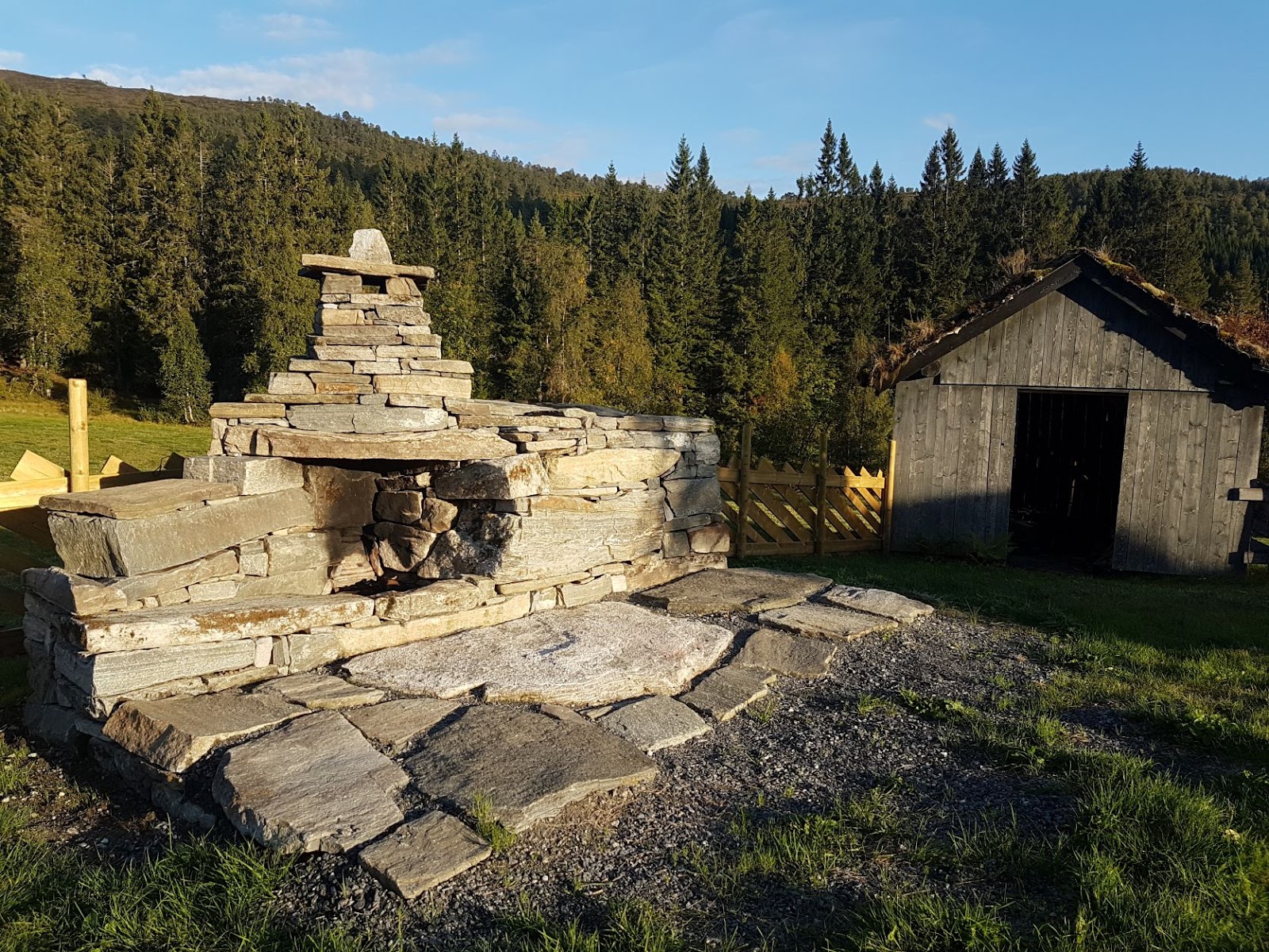Kivistä tehty ulkotakka grilli Sætrassa