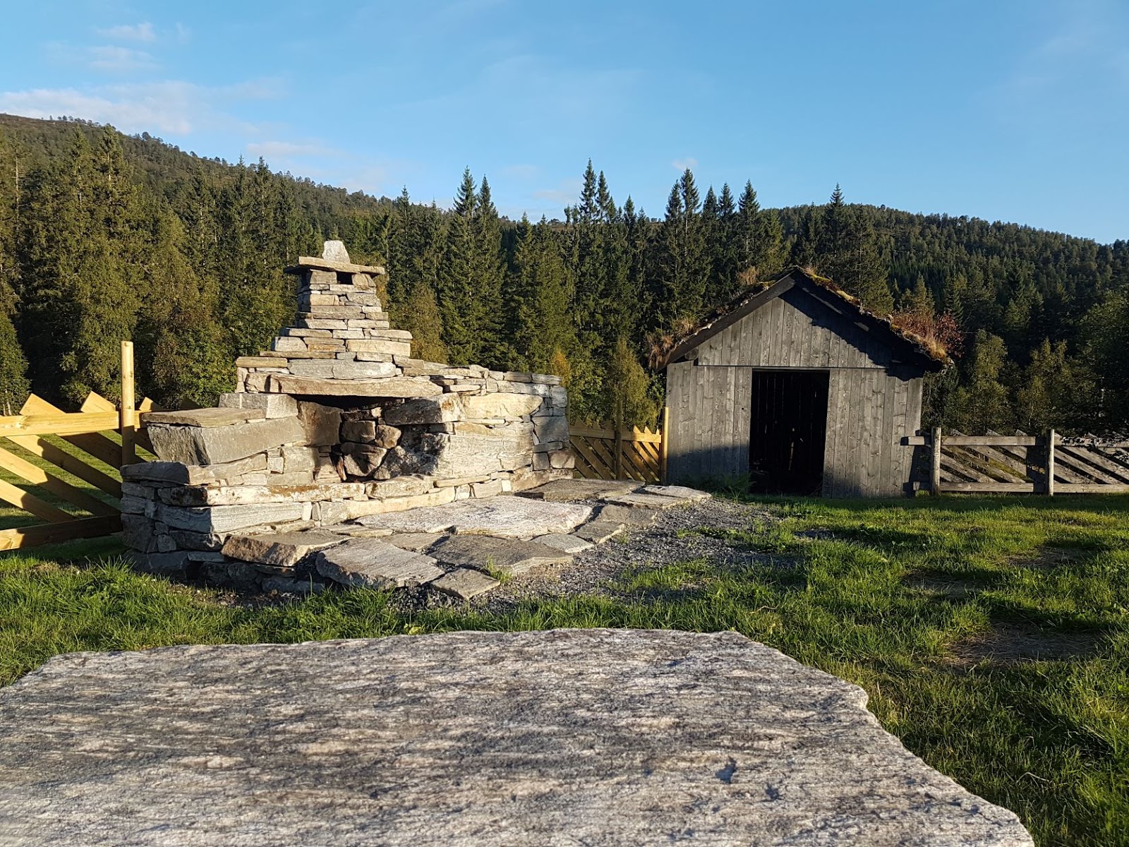 Kivistä tehty ulkotakka grilli Sætrassa