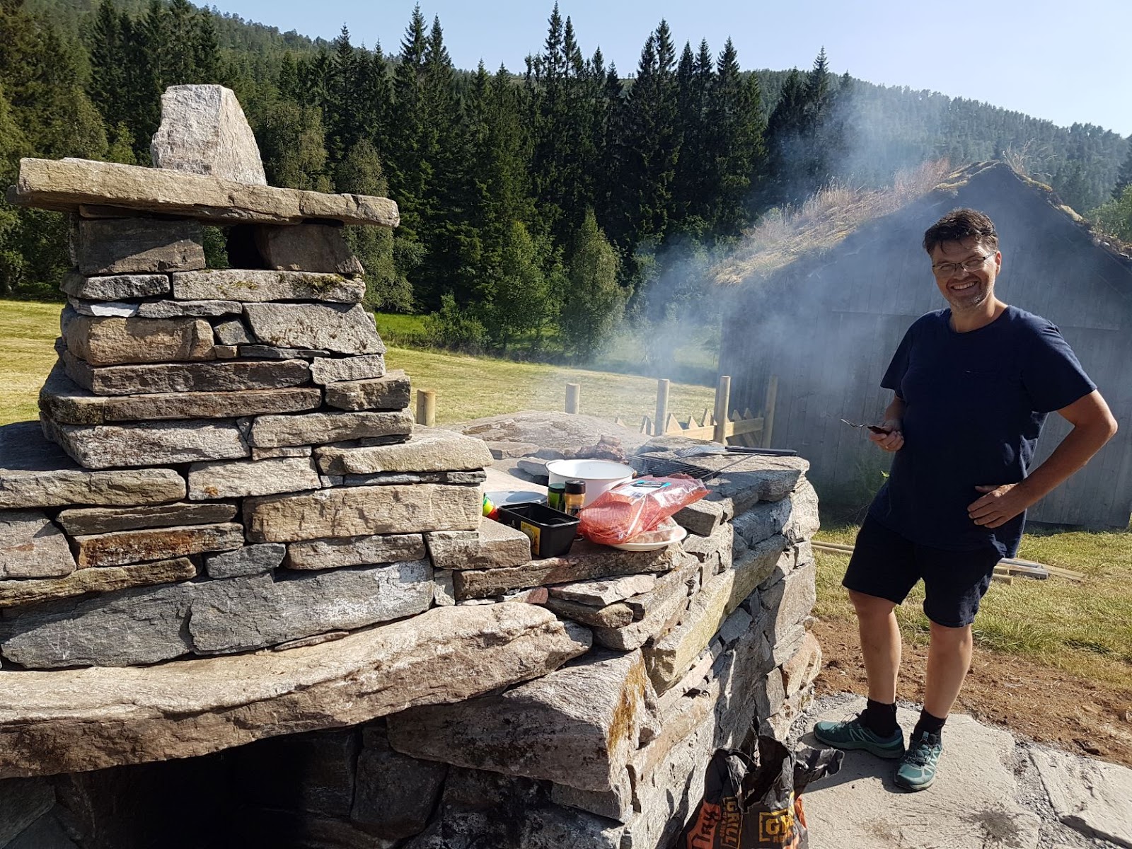 Kivistä tehty ulkotakka grilli Sætrassa