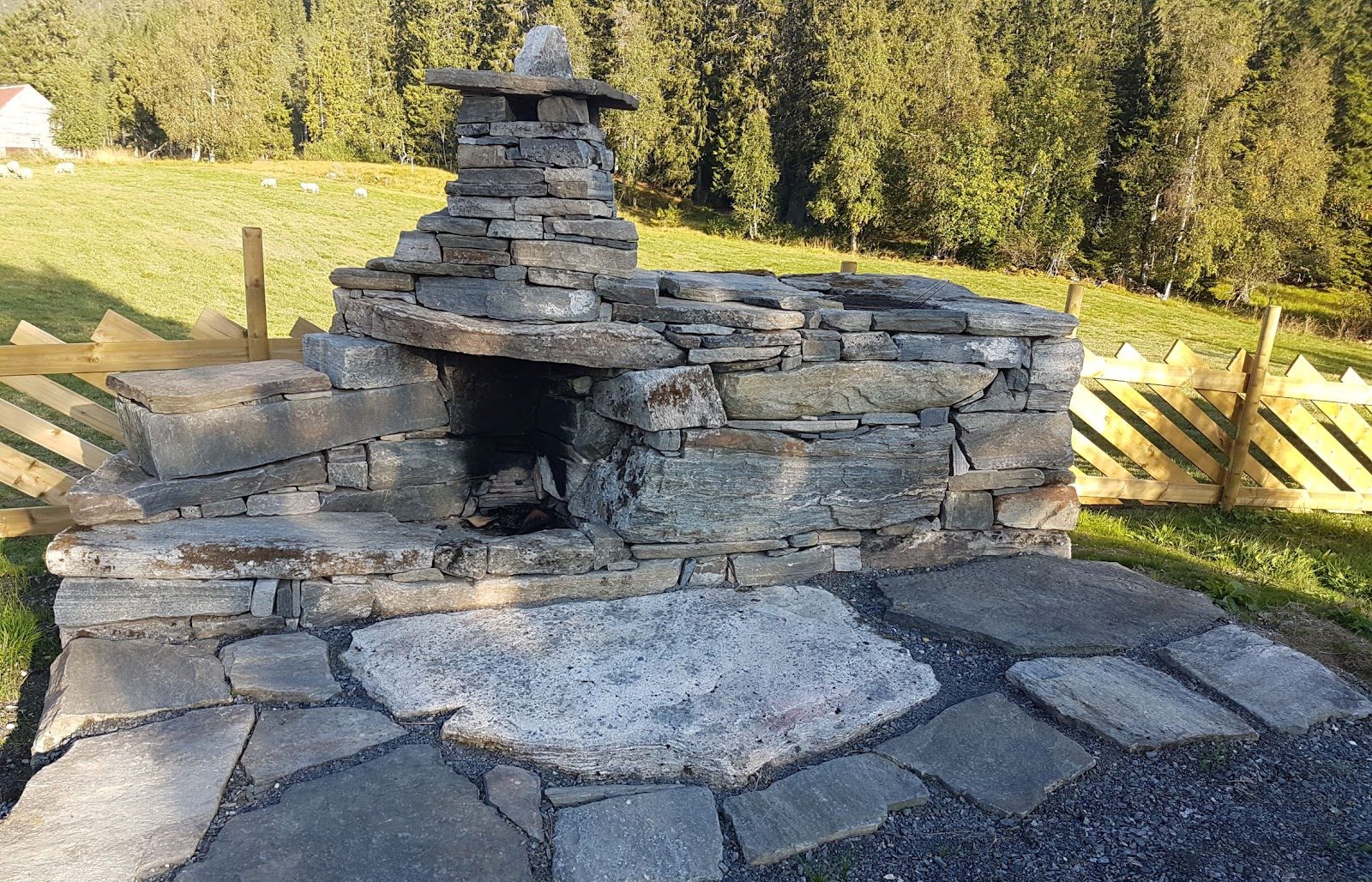 Kivistä tehty ulkotakka grilli Sætrassa