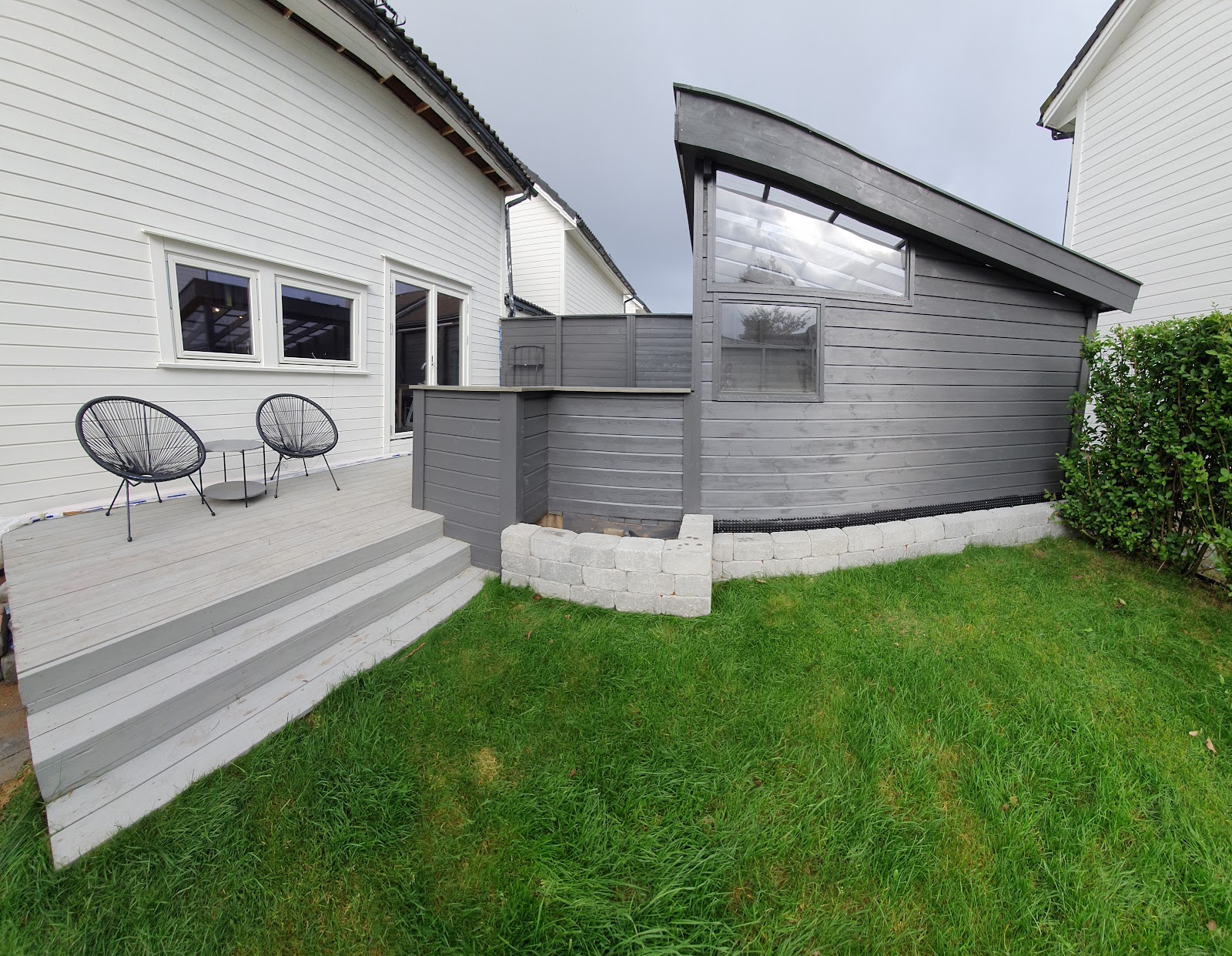 Puutarhakatos sohvalla ja ulkokeittiöllä