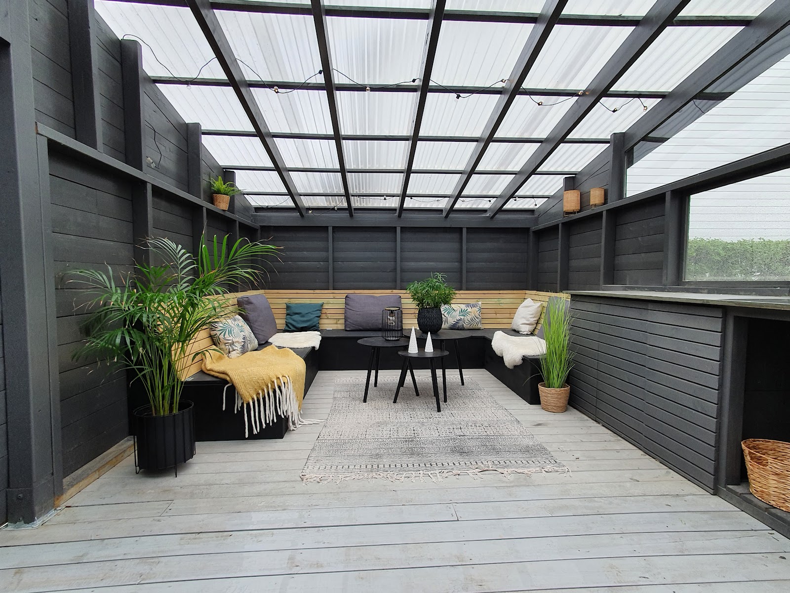 Puutarhakatos sohvalla ja ulkokeittiöllä