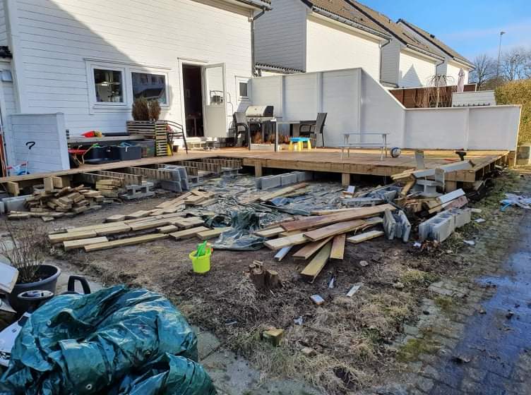 Puutarhakatos sohvalla ja ulkokeittiöllä