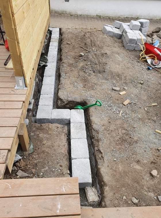 Puutarhakatos sohvalla ja ulkokeittiöllä