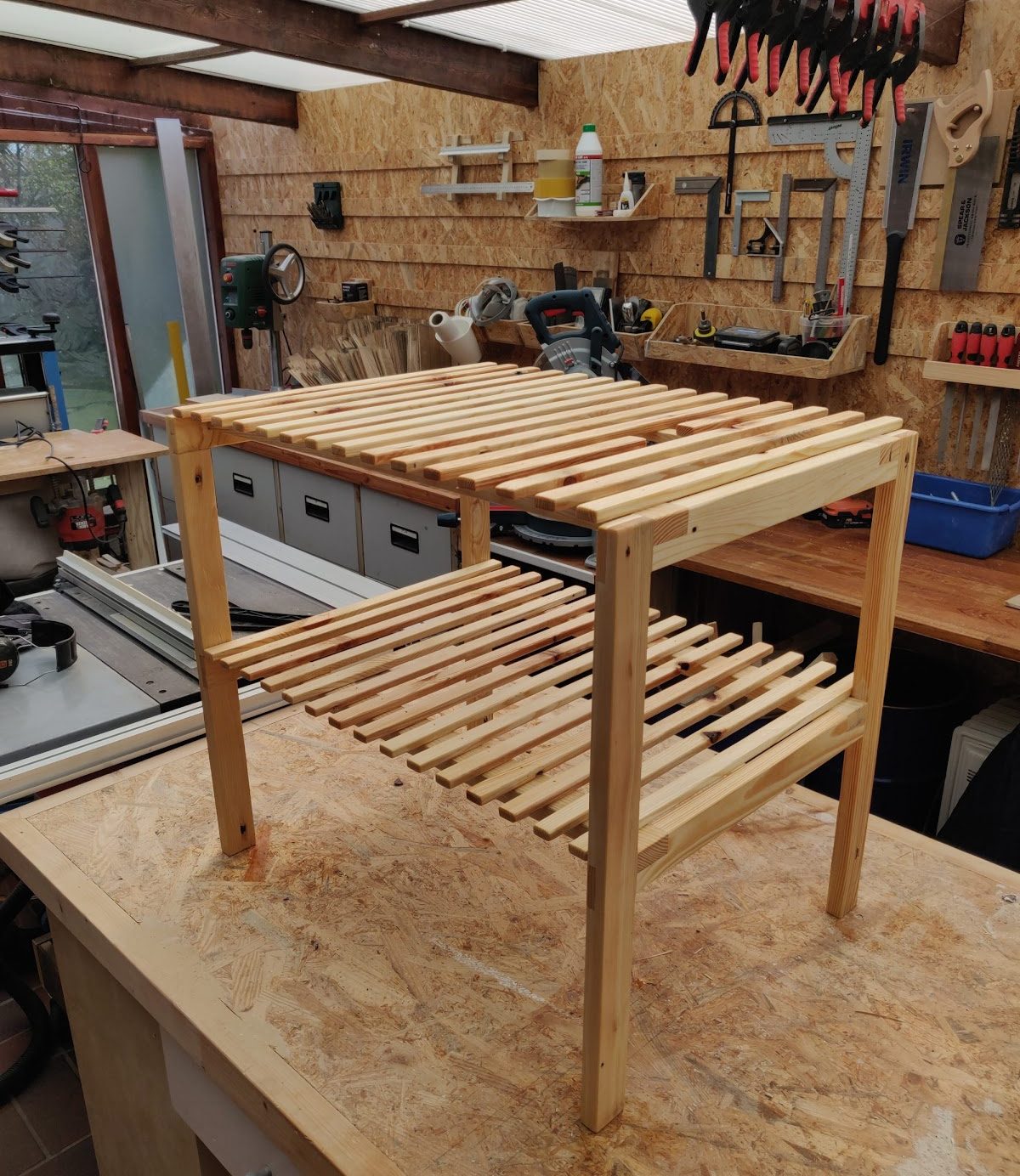 Lavasta kenkätelineeksi