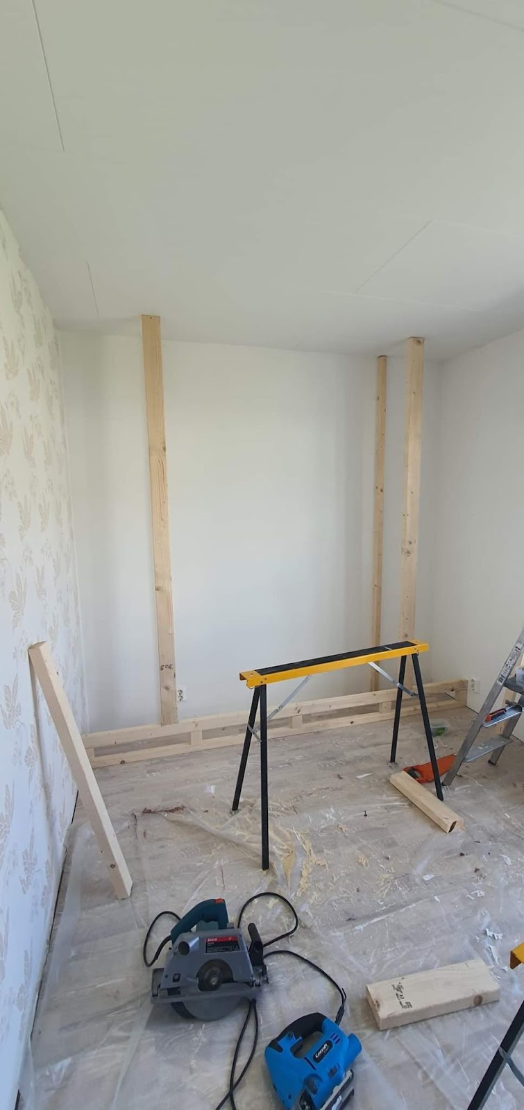 Kokoontaitettava sänky vaatekaapilla