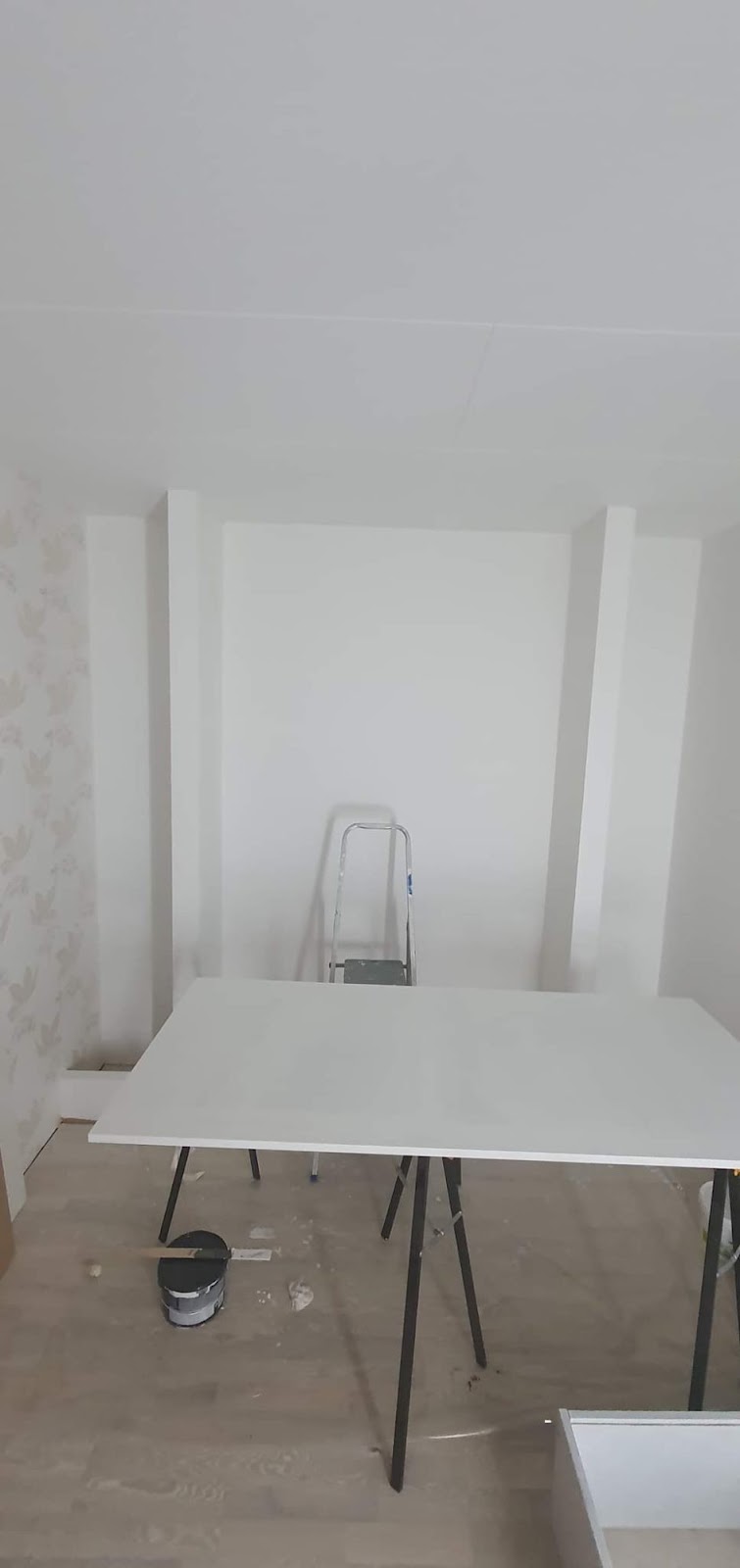 Kokoontaitettava sänky vaatekaapilla