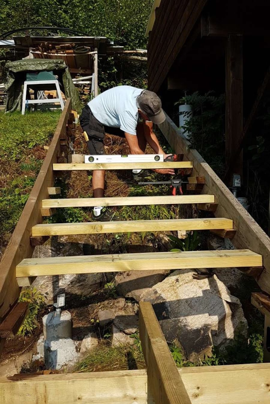 Aamiaisterassi ja kävelytie mökille