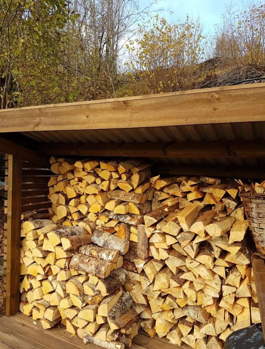 Aamiaisterassi ja kävelytie mökille