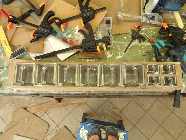 Seinässä oleva reikä, josta tuli maustekaappi