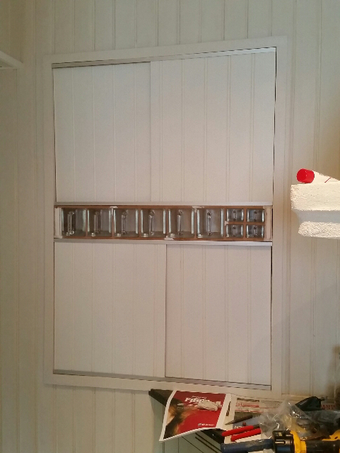 Seinässä oleva reikä, josta tuli maustekaappi