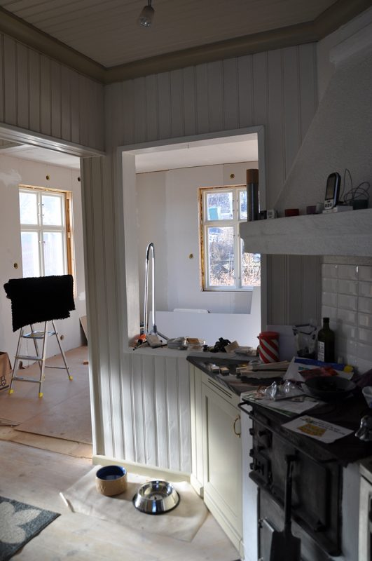 Seinässä oleva reikä, josta tuli maustekaappi