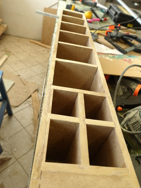 Seinässä oleva reikä, josta tuli maustekaappi