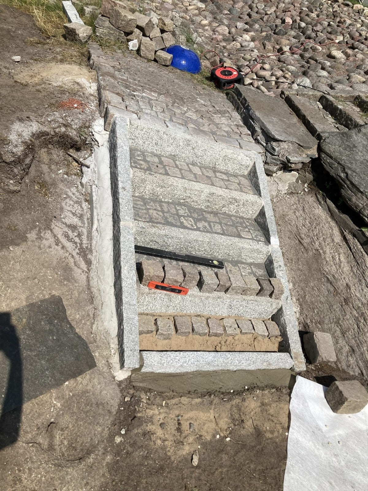 Luonnonvaraisesti kasvavasta kompostialueesta tuli kivipuutarha