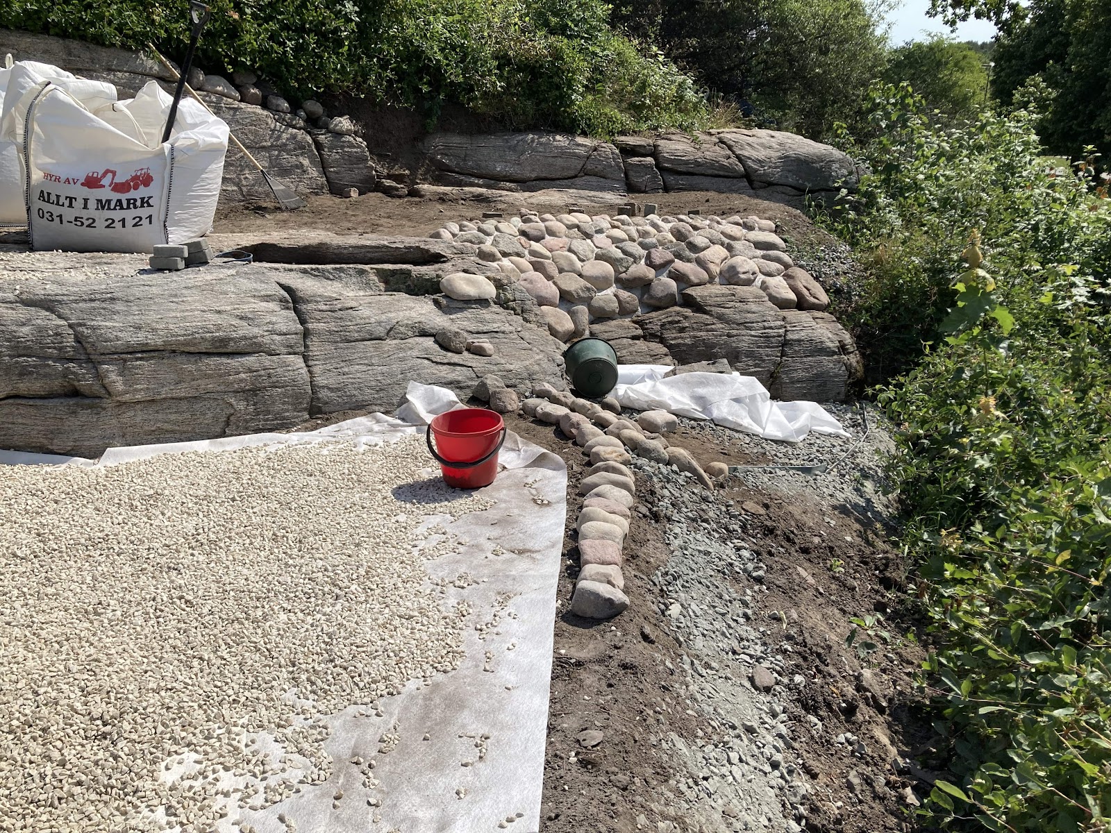 Luonnonvaraisesti kasvavasta kompostialueesta tuli kivipuutarha