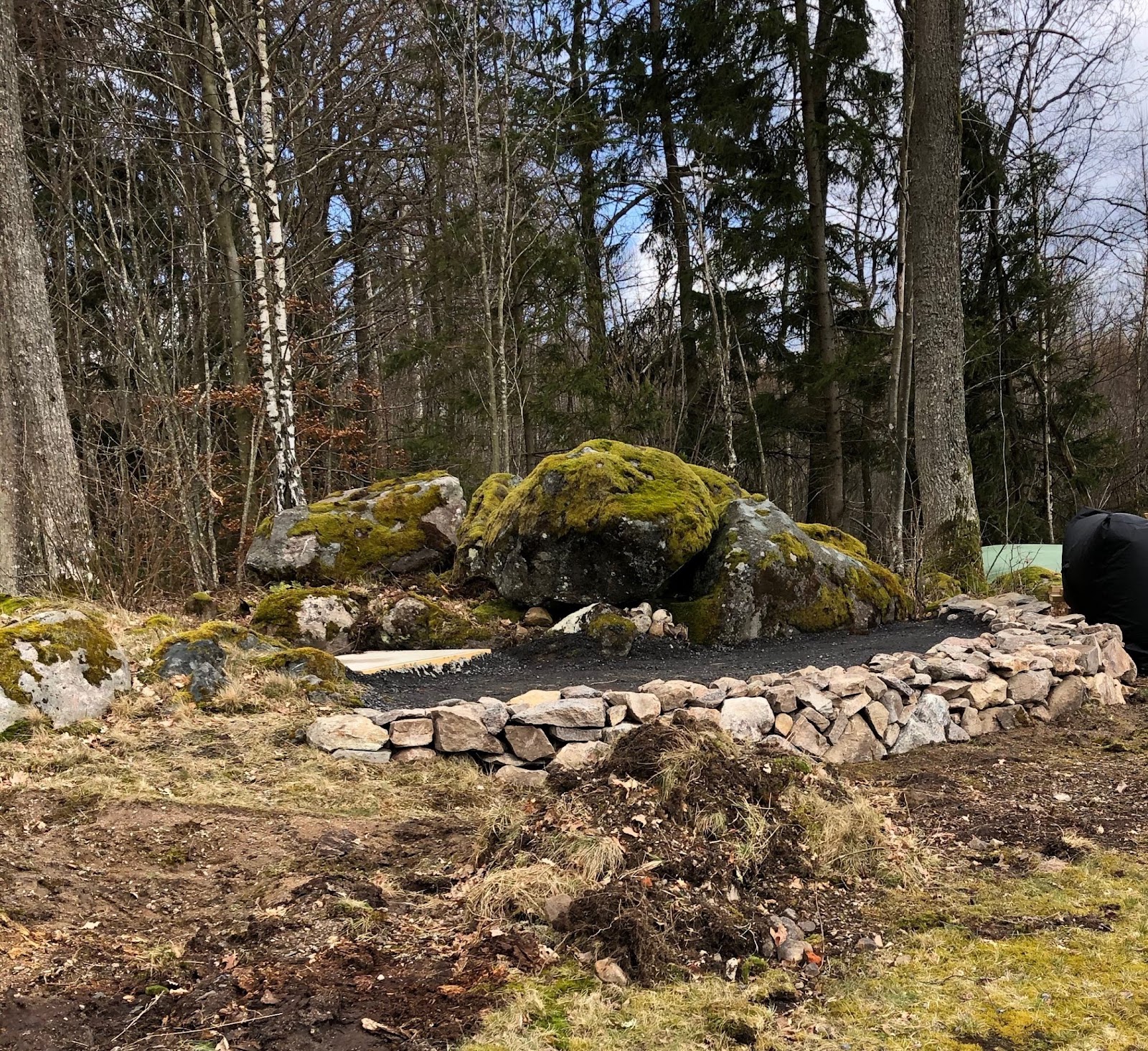 Ulkokeittiö puulämmitteisellä pizzauunilla