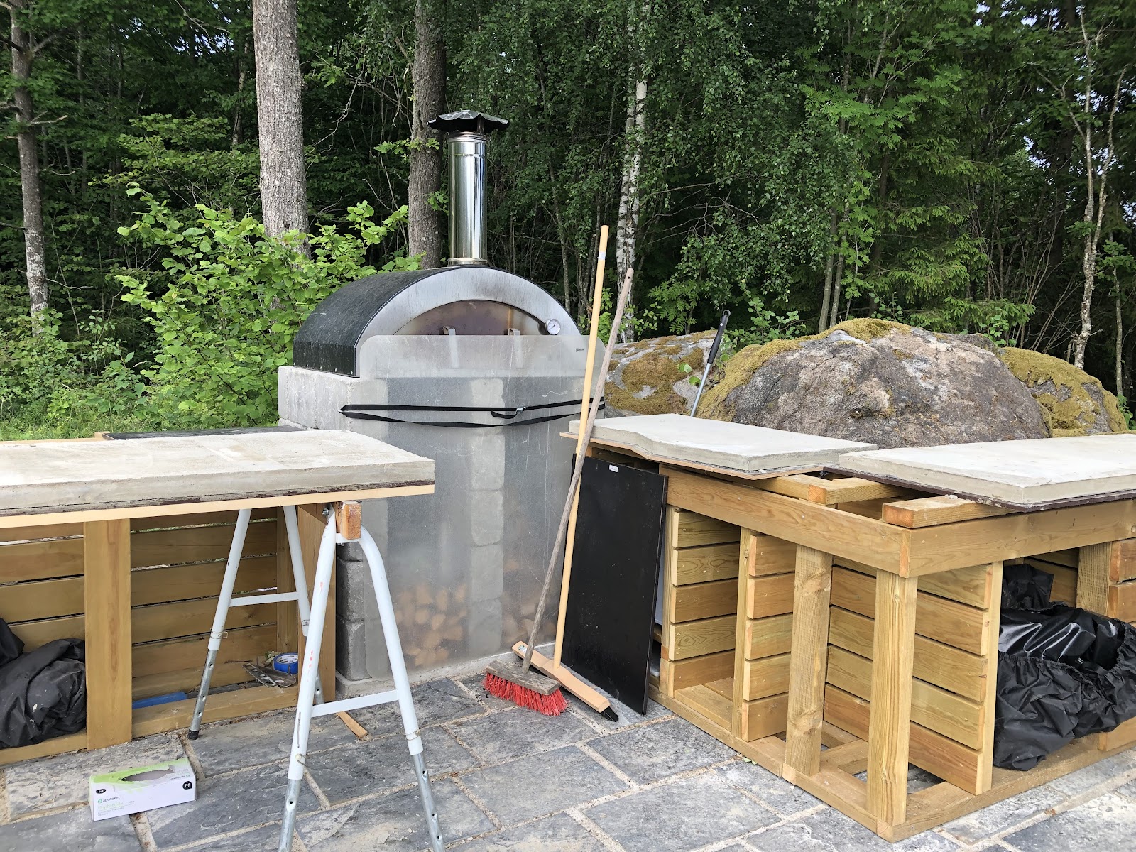 Ulkokeittiö puulämmitteisellä pizzauunilla