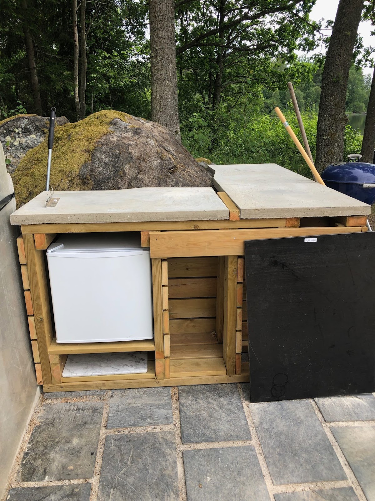 Ulkokeittiö puulämmitteisellä pizzauunilla